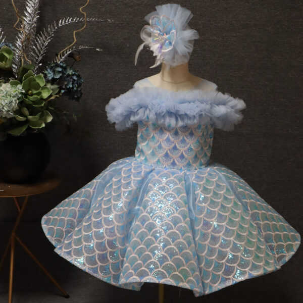 Dream ocean blue one-word shoulder back heart girl dress, showing the sweet temperament of a little princess