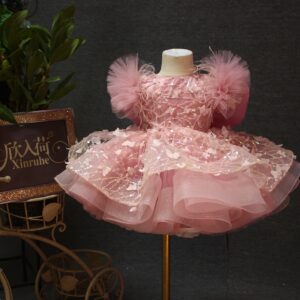 A one-year-old girl wore a pink short butterfly dress, a princess dress and a puffy dress to host a sweet stage performance