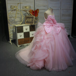 A long, ethereal pink princess dress for hosting and stage performances, with a high-end princess style