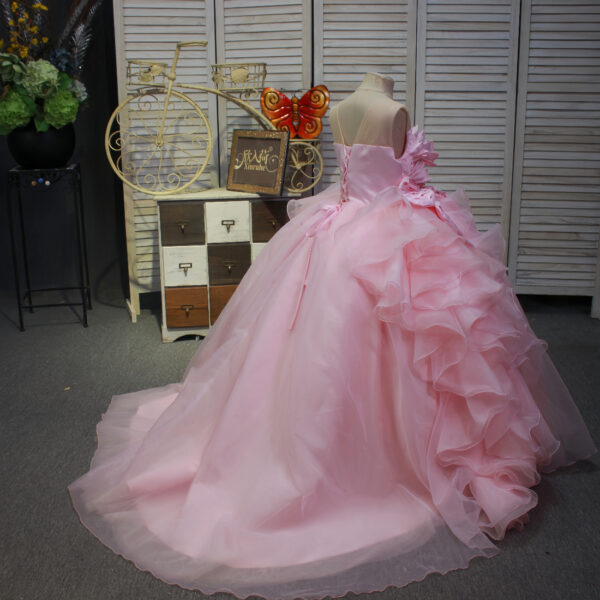 A long, ethereal pink princess dress for hosting and stage performances, with a high-end princess style
