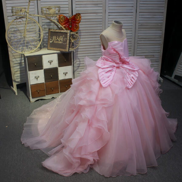 A long, ethereal pink princess dress for hosting and stage performances, with a high-end princess style