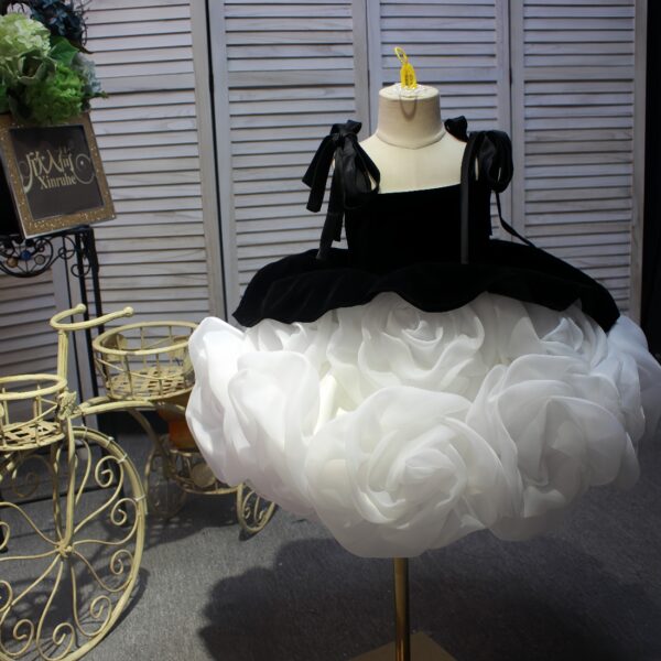 Xinruhe girls' black and white short dress, rose flower princess dress, puffy dress, stage performance, fashion show, Hepburn style