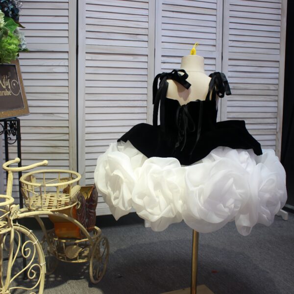 Xinruhe girls' black and white short dress, rose flower princess dress, puffy dress, stage performance, fashion show, Hepburn style