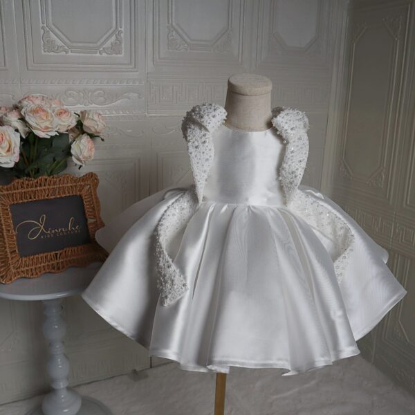 O1CN01qvlYai2NXEfqCyxn5_!!4088969972 White Satin Toddler Flower Girl Dress Pearl Beaded Bow Sleeveless Pageant Gown Lace‑Up Back First Communion Baptism Party Dress